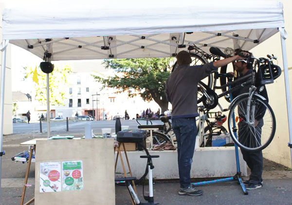 L'atelier de réparation de vélo ambulant en pleine action